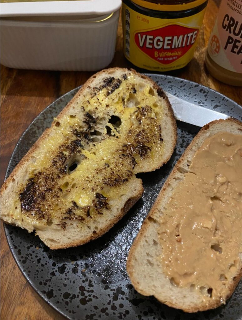 ベジマイトの美味しい食べ方。トーストしてバターをつけたあとにベジマイトを塗る